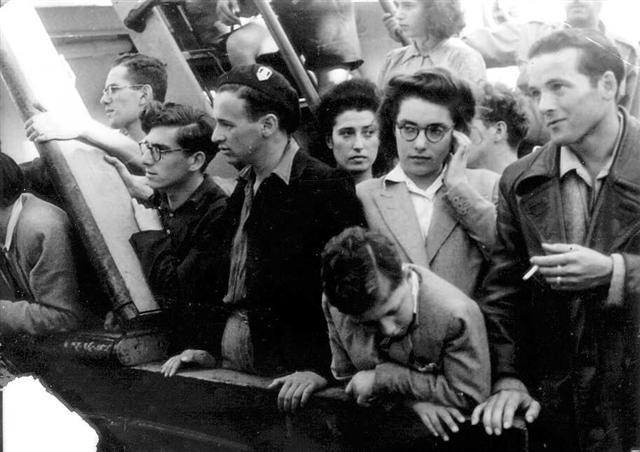 עולים מאירופה על סיפון אונייה בחיפה, 1944 (PHG\1006499)